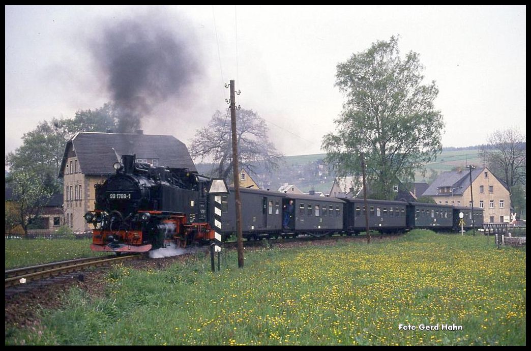 991788 verläßt am 6.6.1991 um 12.39 Uhr mit dem Personenzug nach Oberwiesenthal den Erzgebirge Ort Neudorf.