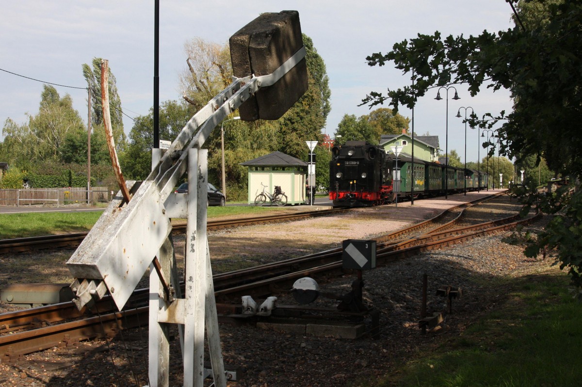 991789 wartet am 22.09.2015 im Bahnhof Moritzburg mit dem P 3007 auf das Abfahrt Signal nach Radebeul Ost.