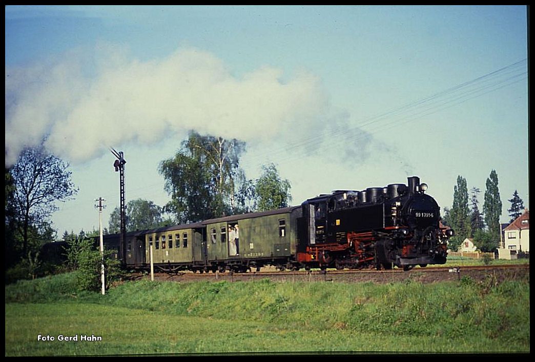 991791 ist am 4.5.1990 um 7.58 h mit de P 1206 am Ortsrand von Moritzburg unterwegs nach Radeburg.