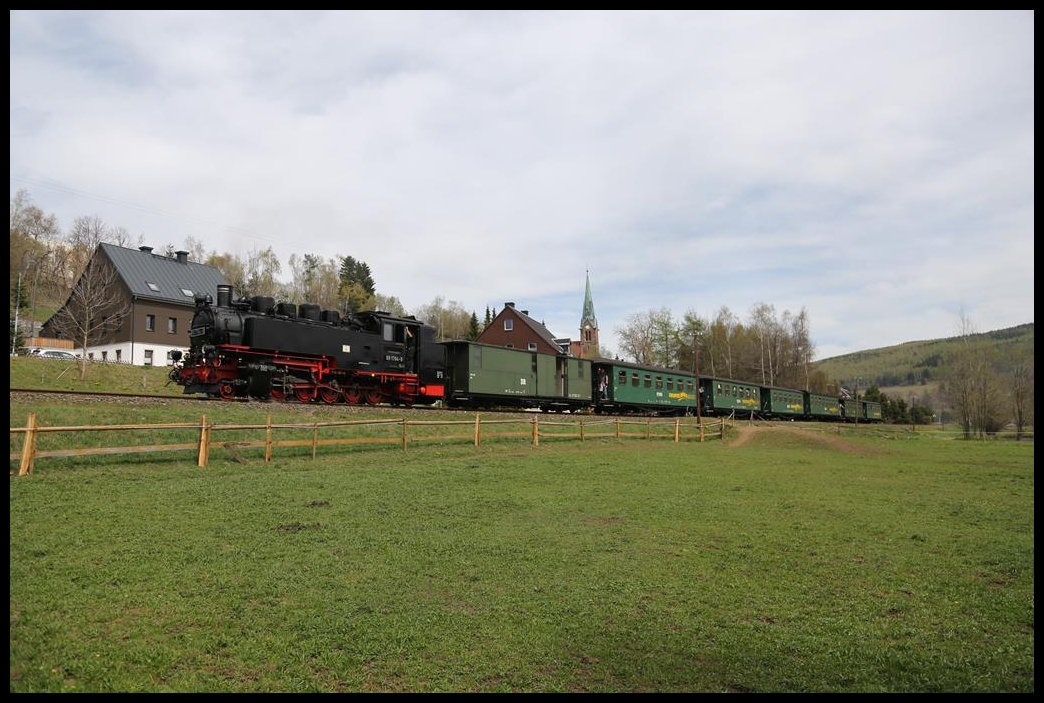 991794-9 hat gleich den Bahnhof Hammerunterwiesenthal erreicht und ist mit ihrem Zug am 26.4.2019 um 12.24 Uhr auf dem Weg zum Endbahnhof Oberwiesenthal.