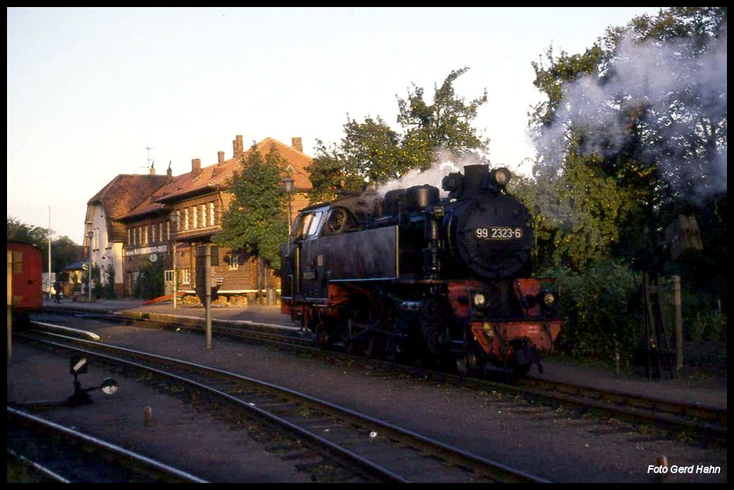 992323 fährt hier um 07.00 Uhr in Kühlungsborn West am 3.10.1991 auf Gleis 1 zum Zug, um in Richtung Bad Doberan anzuspannen.