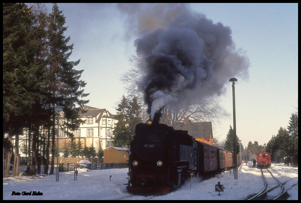 99247 fährt am 3.2.1992 um 14.25 Uhr in Drei Annen Hohne mit dem P 8907 nach Benneckenstein ab.