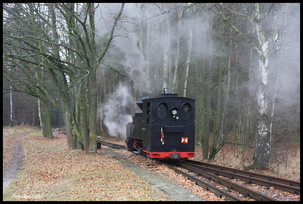 993312 war am 9.12.2016 Zuglok eines von mir organisierten Sonderzuges für die IPA Kreis Steinfurt. Das Programm mit dem Zug sah zwei Fahrten vor. Die erste Fahrt ging über die Strecke Richtung Bad Muskau. An diesem Tag musste in Krauschwitz Baierweiche umgesetzt und zurück gefahren werden, da das restliche Streckenstück Richtung Bad Muskau wegen Bauarbeiten nicht befahrbar war. Das Foto zeigt 993312 beim Umsetzen in Krauschwitz. Die Lok setzt hier gerade an den Zug zurück, um danach in Richtung Weißwasser abfahren zu können.