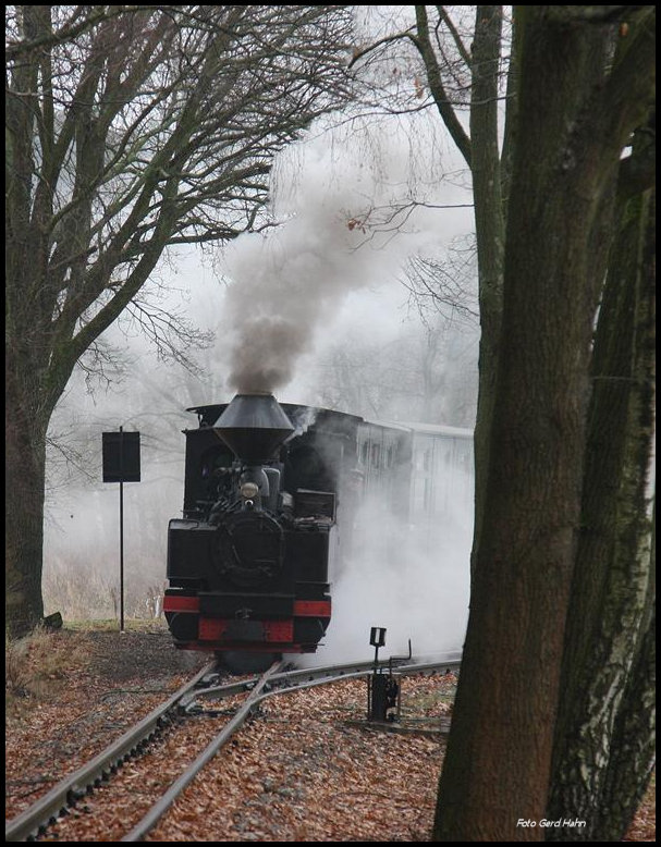 993312 war am 9.12.2016 Zuglok eines von mir organisierten Sonderzuges für die IPA Kreis Steinfurt. Das Programm mit dem Zug sah zwei Fahrten vor. Die erste Fahrt ging über die Strecke Richtung Bad Muskau. An diesem Tag musste in Krauschwitz Baierweiche umgesetzt und zurück gefahren werden, da das restliche Streckenstück Richtung Bad Muskau wegen Bauarbeiten nicht befahrbar war. Das Foto zeigt 993312 bei der Abfahrt in Krauschwitz Baierweiche zurück nach Weißwasser.