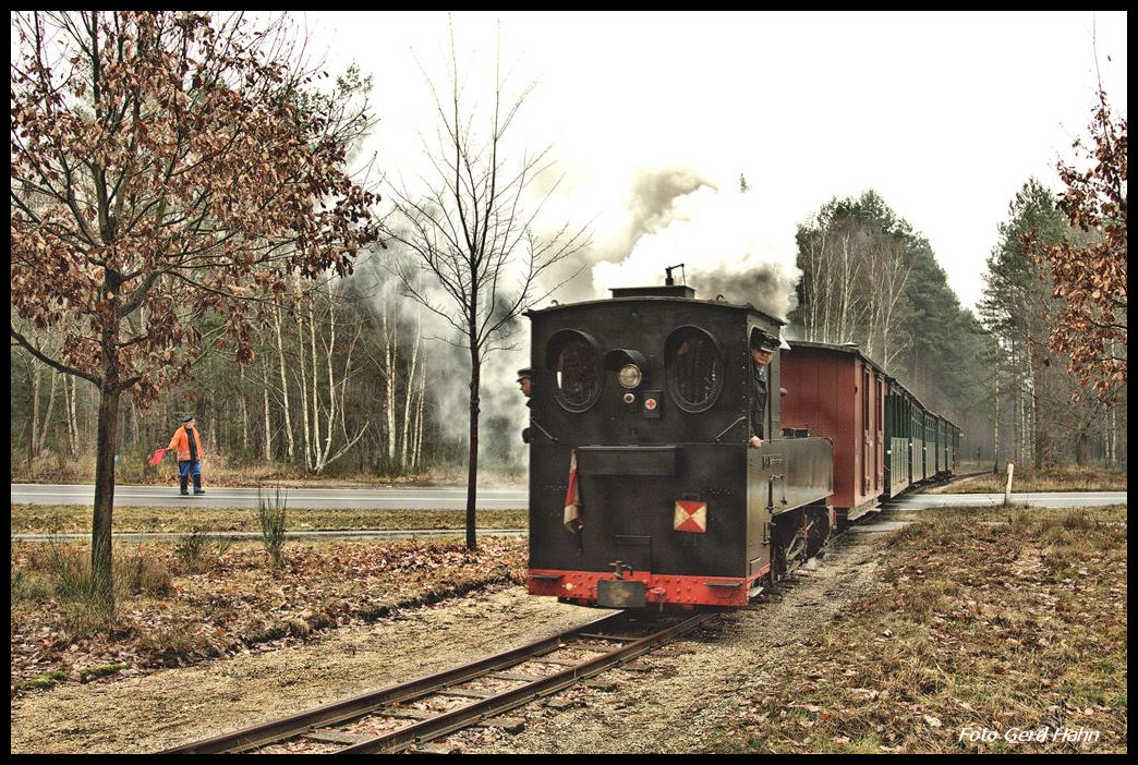 993312 war am 9.12.2016 Zuglok eines von mir organisierten Sonderzuges für die IPA Kreis Steinfurt. Das Programm mit dem Zug sah zwei Fahrten vor. Die erste Fahrt ging über die Strecke Richtung Bad Muskau. Hier überquert der Zug gerade mit Sicherungsposten die S 126 in Richtung Kromlau.