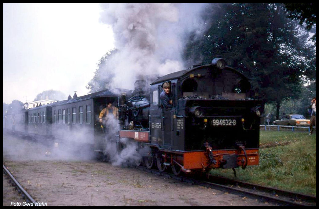 994632 fährt hier am 4.10.1991 in Binz in Richtung Göhren ab.