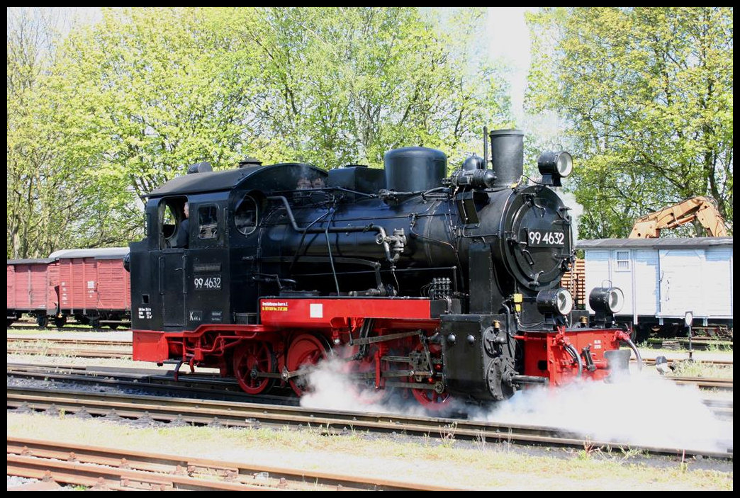 994632 kommt aus dem BW in Putbus, um am 13.5.2005 den Planzug nach Göhren zu bespannen.