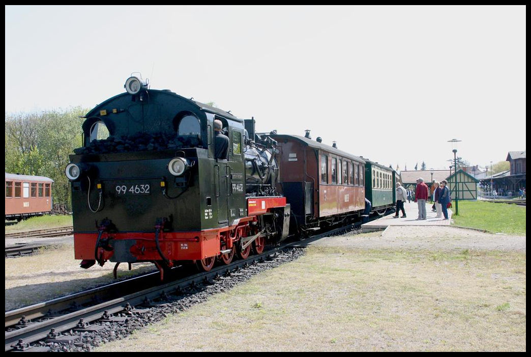 994632 steht hier am 13.5.2005 abfahrbereit vor dem Personenzug nach Göhren im Bahnhof Putbus.