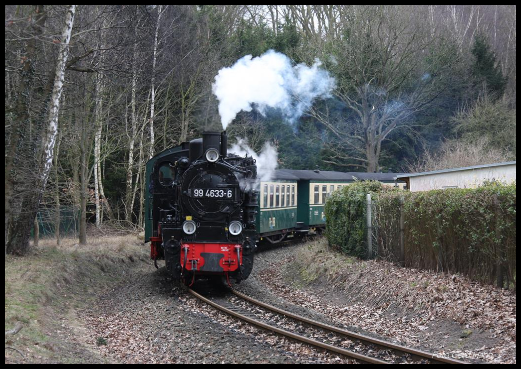 994633-6 hat den Wald am Schloß Granitz durchfahren und erreicht hier am 28.2.2017 mit dem P 108 nach Putbus den Ortsrand von Binz.
