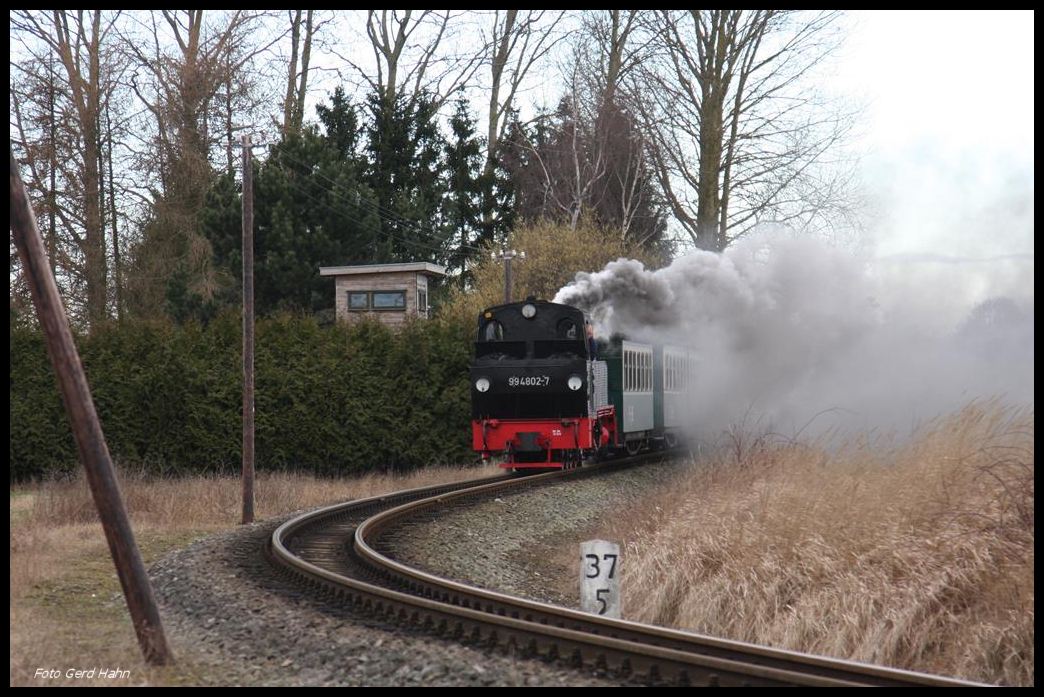 994802-7 ist hier mit dem P 103 am 27.2.2017 um 10.15 Uhr am Ortsrand von Beuchow unterwegs nach Göhren.