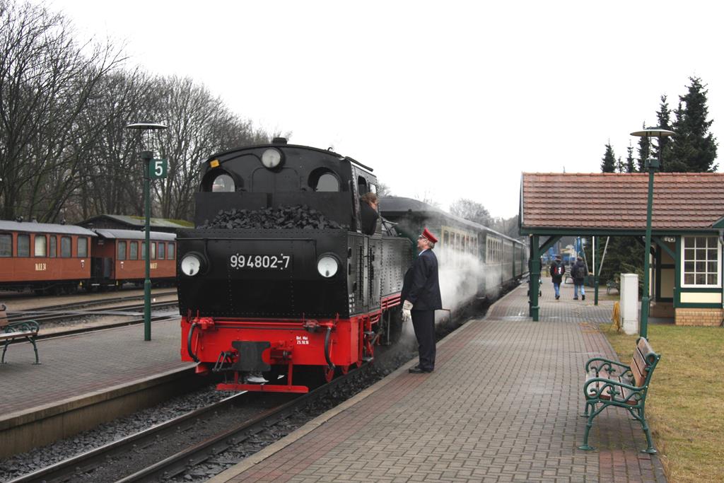 994802 der Rügenschen Bäder Bahn steht hier am 26.2.2017 um 16.00 Uhr abfahrbereit vor dem P 109 nach Göhren. 