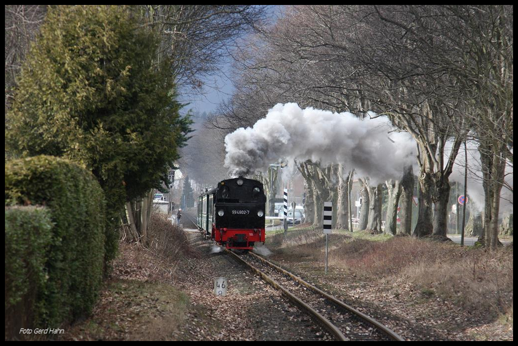 994802-z hat am 28.2.2017 mit dem P nach Göhren den Bahnhof Binz verlassen und erklimmt die Steigung in Richtung Schloss Granitz.