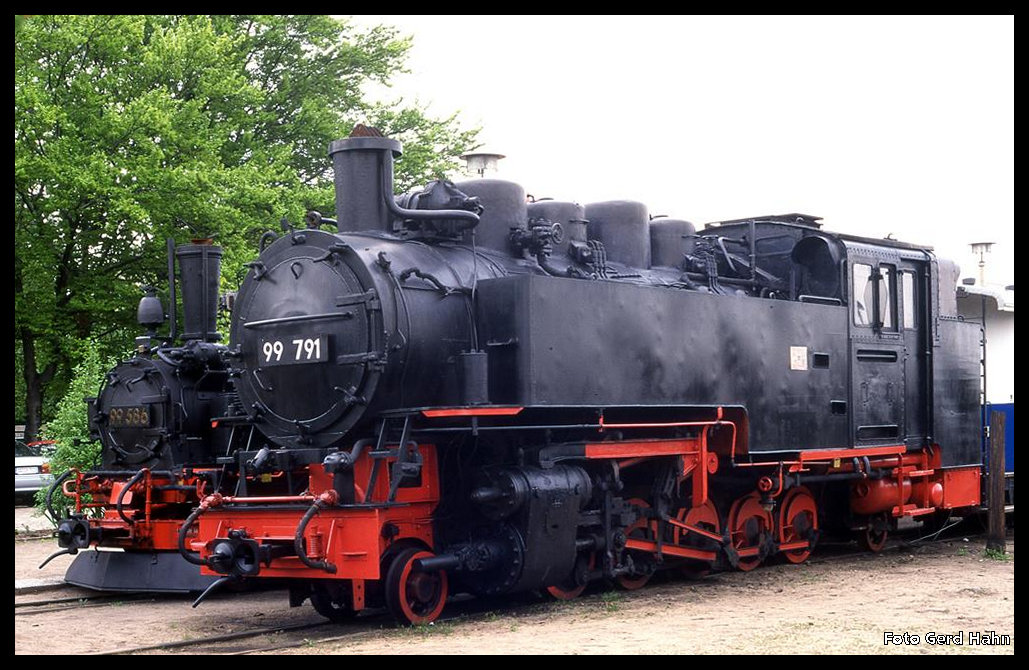 99586 und vorn 99791 im Schmalspur Freilicht Museum in Radebeul am 18.5.1996.