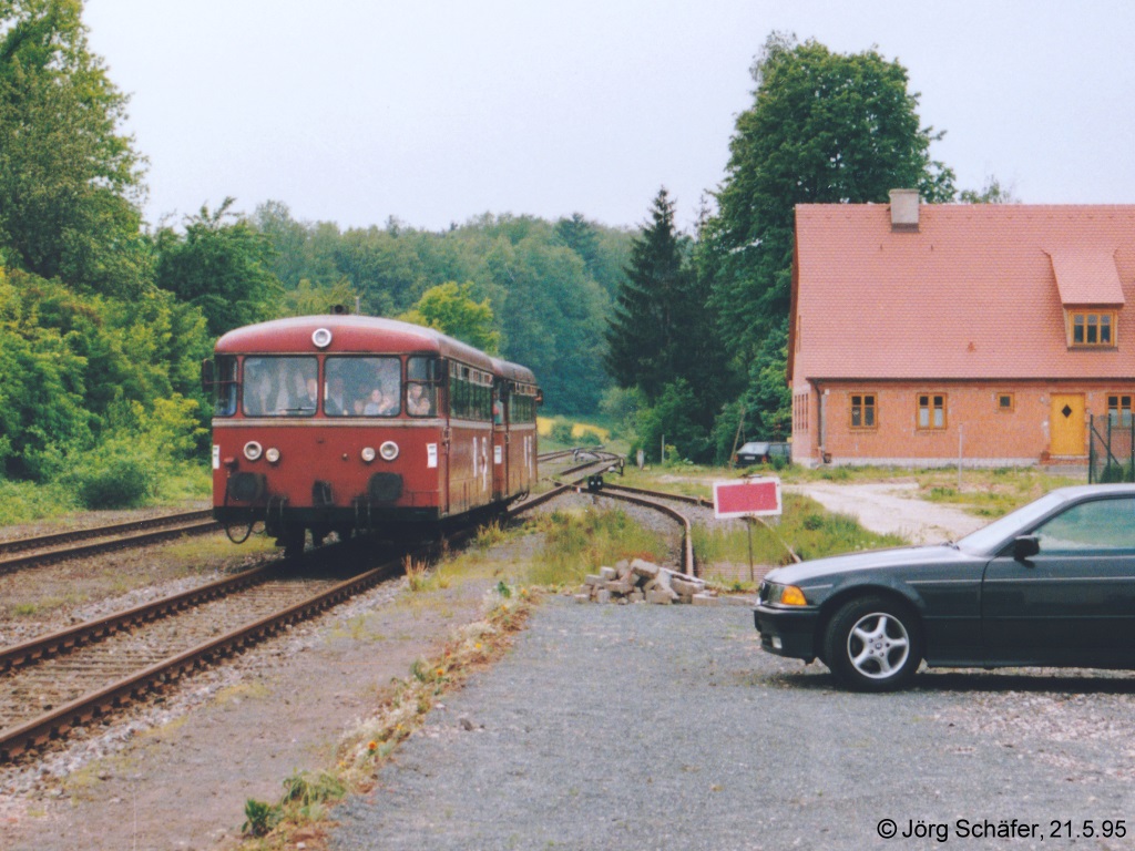 996 773 und 796 724 fuhren am 21.5.95 aus Ebrach fährt in den Bahnhof Frensdorf ein. Links das Gleis des anderen Streckenastes nach Schlüsselfeld.