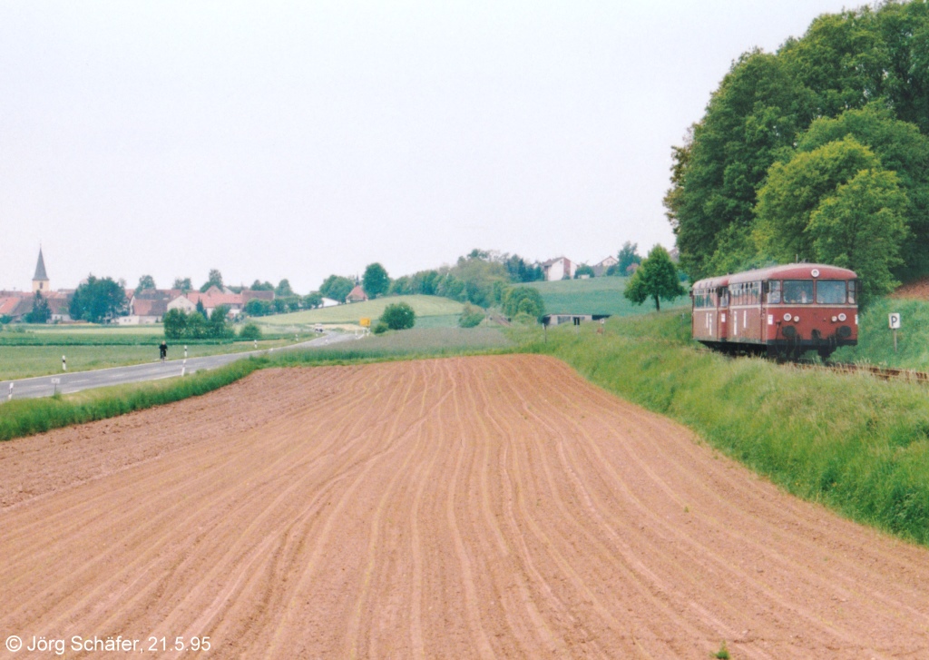 996 773 und 796 724 waren am 21.5.95 in den Feldern zwischen Sambach und Wingersdorf unterwegs.