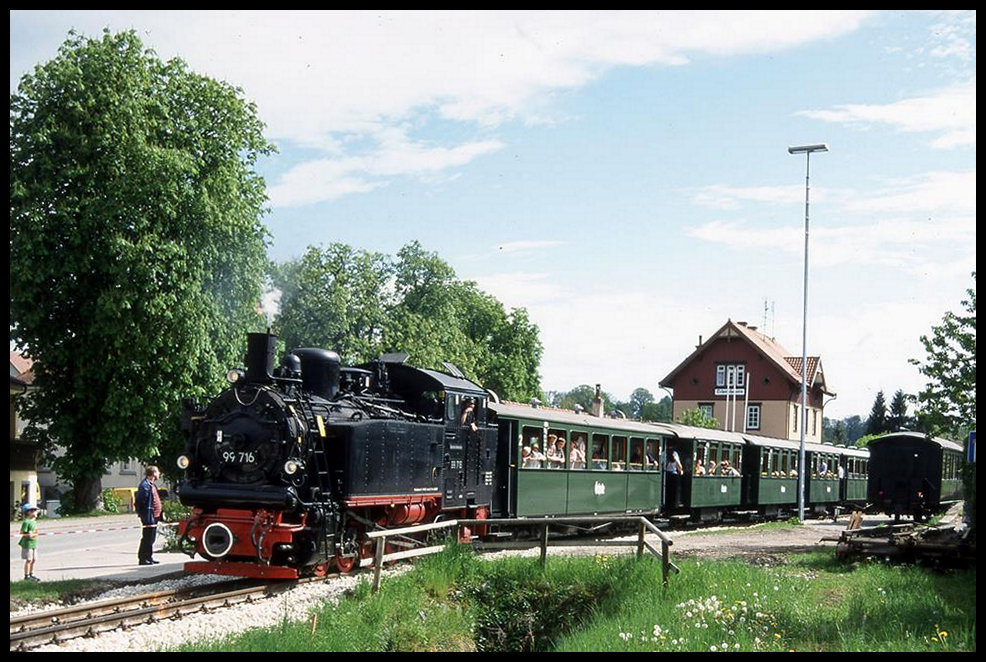 99716 fährt hier am 9.5.2002 mit ihrem historischen Personenzug in Ochsenhausen ab.