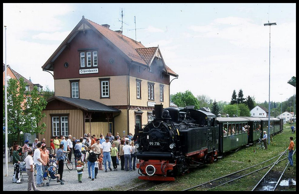 99716 mit Personenzug im Bahnhof Ochsenhausen am 9.5.2002.