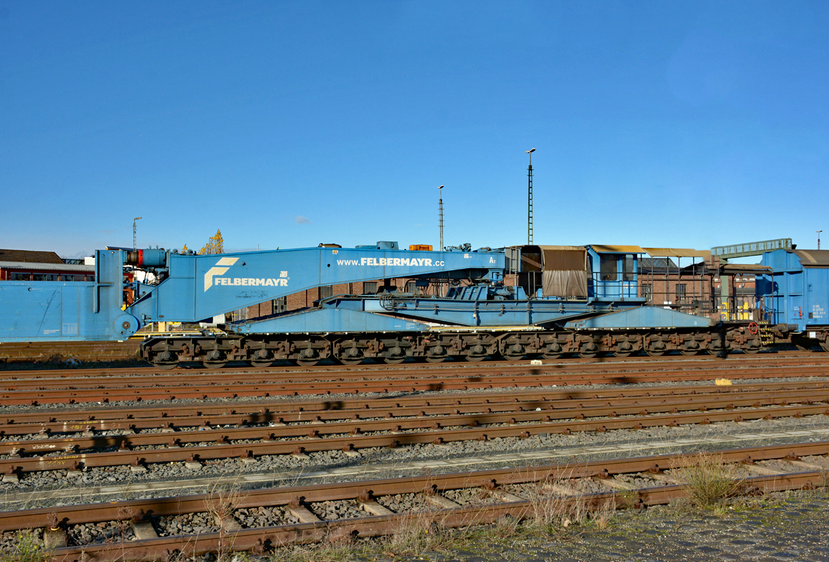 9972 323-3, eine Hälfte des Tragschnabelwagens (Tieflader Spezialwaggon, besteht komplett aus 2 getrennten Teilen) mit 16 Achsen. Betreiber Fa. Felbermayr aus Österreich, im Bf Euskirchen - 18.11.2016