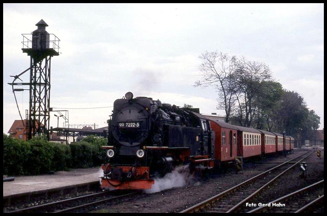 997222 fährt am 22.6.1991 in Wernigerode mit einem Personenzug in Richtung Drei Annen Hohne ab.