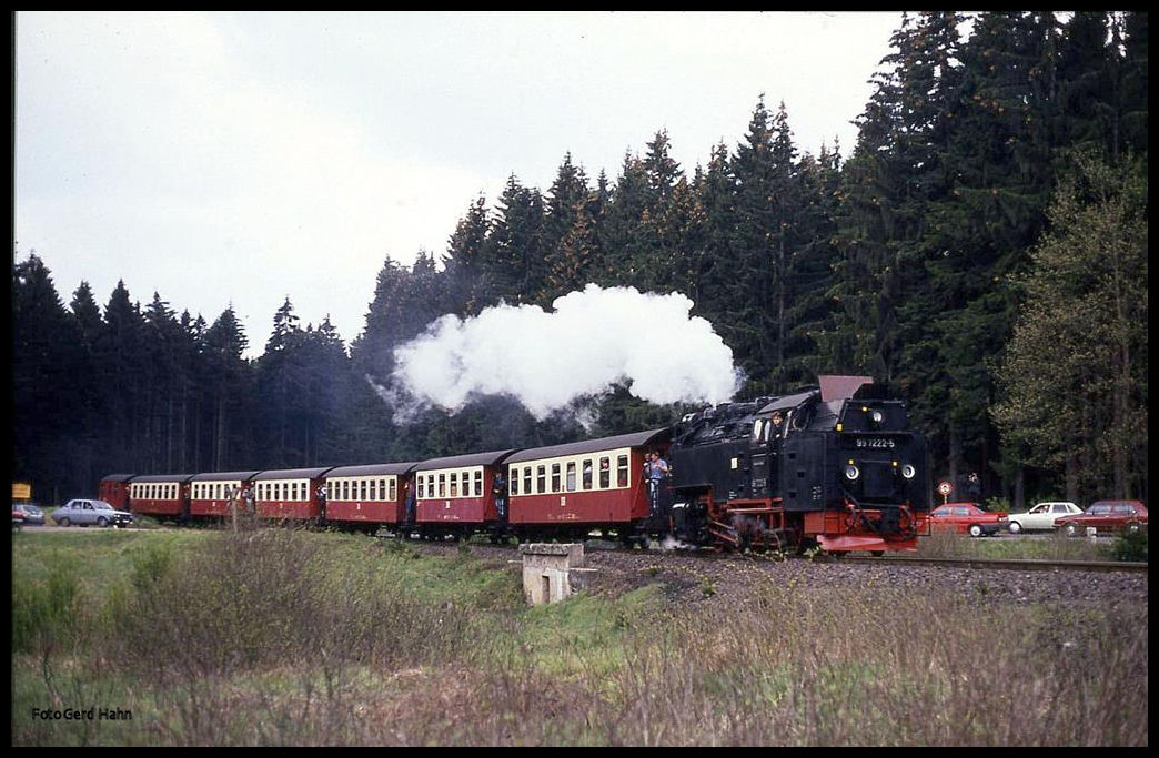 997222 fährt aus Schierke kommend mit ihrem Personenzug am 19.5.1991 in Drei Annen Hohne ein.