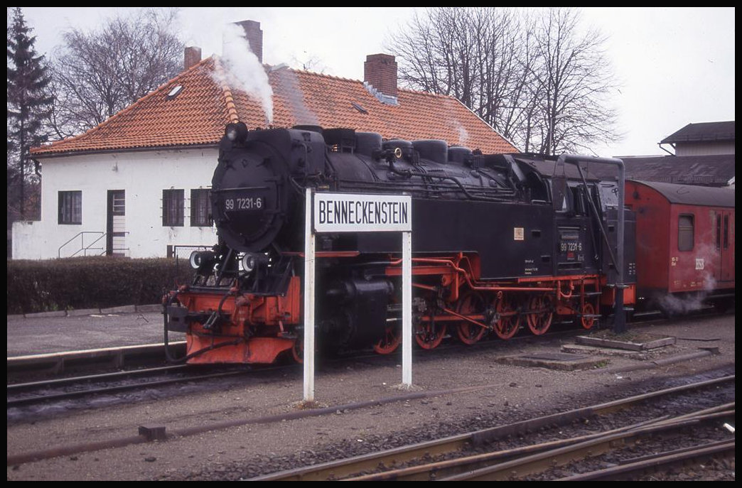 997231 hält hier am 17.4.1993 mit einem Personenzug vor dem Bahnhofsgebäude in Benneckenstein.