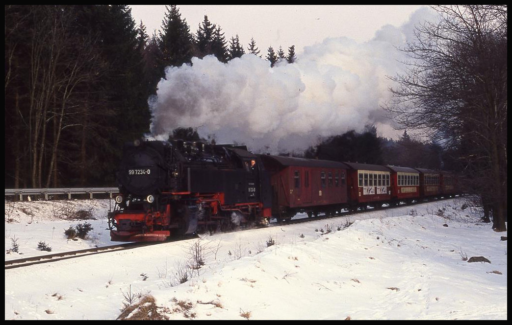997234 ist hier am 19.03.1994 mit einem Personenzug um 10.35 Uhr kurz vor dem Bahnhof Drei Annen Hohne zu sehen. Der Zug kommt aus Wernigerode.