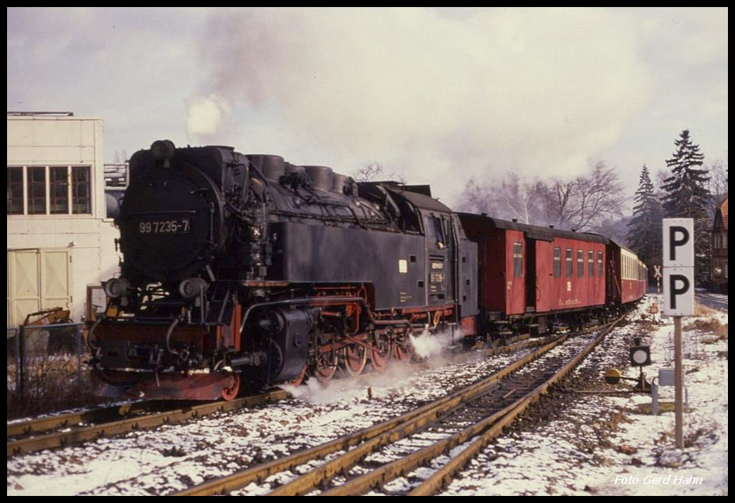 997235 fährt hier am 14.2.1990 um 11.16 Uhr mit einem Personenzug in den Oberharz in den Stadtteil Wernigerode Hasserode ein.