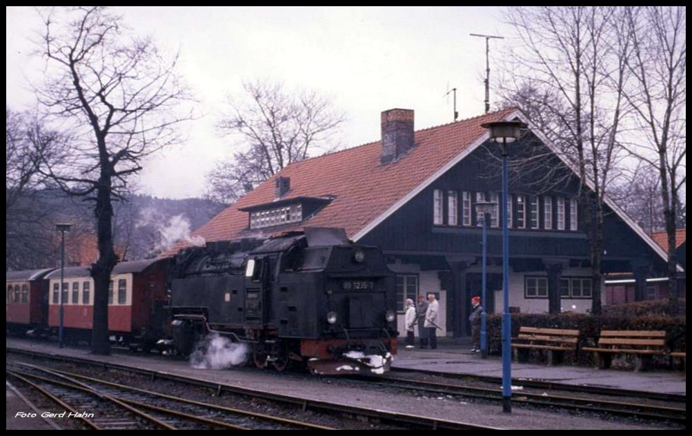 997235 fährt mit einem Personenzug aus Schierke am 14.2.1990 im Bahnhof Wernigerode Westerntor ein.
