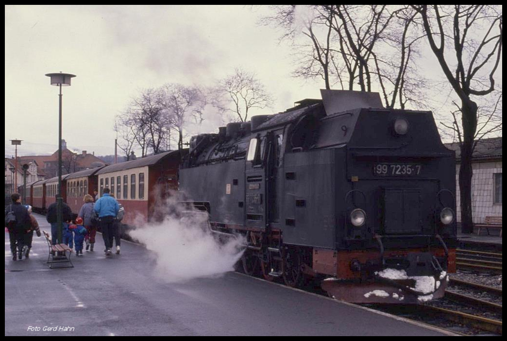 997235 ist hier am 14.2.1990 mit einem Personenzug aus Schierke im Endbahnhof Wernigerode angekommen.
