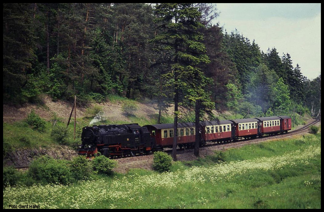 997235 ist hier am 22.6.1991 um 14.34 Uhr bei Harzgerode talwärts nach Alexisbad unterwegs.