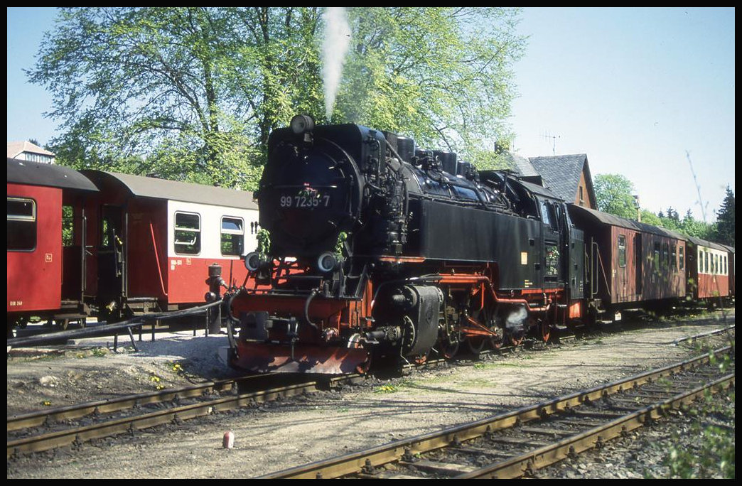 997235 steht am 12.5.1994 mit einem Personenzug am Bahnsteig im Bahnhof Drei Annen Hohne.