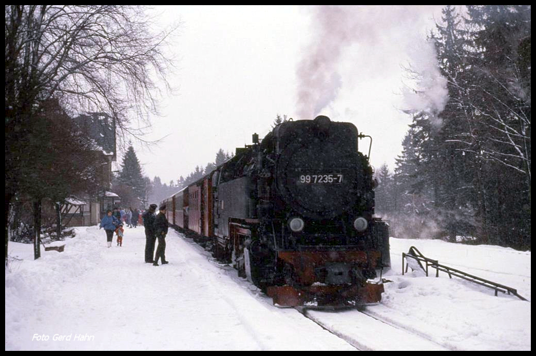 997235 steht am 14.2.1990 um 11.46 Uhr mit einem Personenzug abfahrbereit nach Benneckenstein im Bahnhof Drei Annen Hohne.