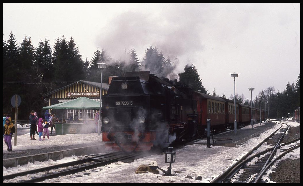 997236 ist hier am 18.2.1993 um 10.28 Uhr mit ihrem Personenzug vom Brocken in Schierke angekommen. 