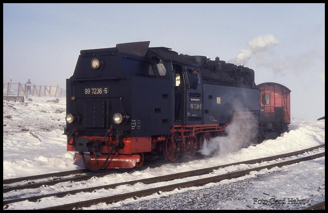 997236 spannt am 18.2.1993 im Brocken Bahnhof vor Personenzug nach Wernigerode.