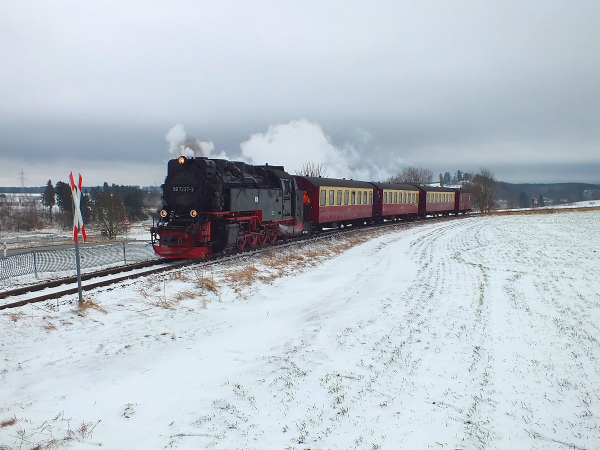 997237 der HSB mit Personenzug am 10.02.2018 kurz vor Hasselfelde.
