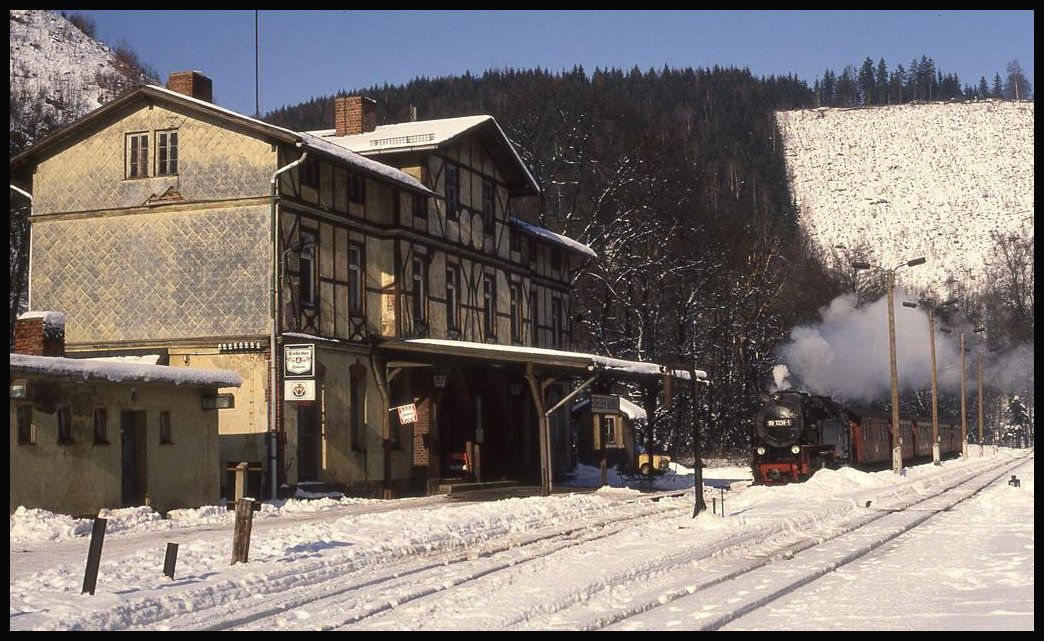 997238 erreicht hier am 3.2.1993 um 13.17 Uhr mit dem P 8903 aus Wernigerode den Bahnhof Eisfelder Talmühle.