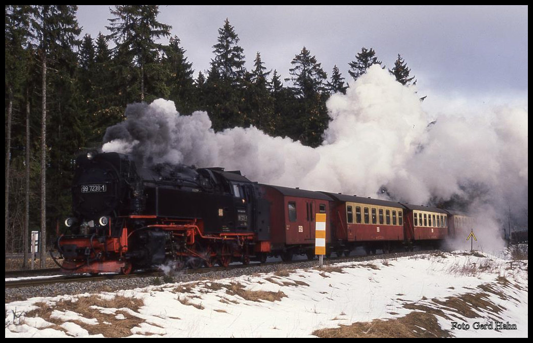 997238 fährt am 18.2.1993 um 12.04 Uhr in Drei Annen Hohne mit dem Personenzug nach Nordhausen ab.