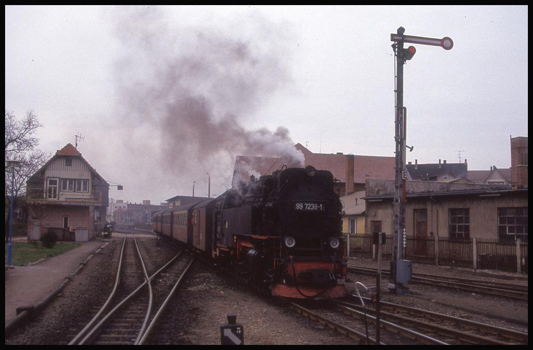 997238 fährt hier am 17.4.1993 mit einem Personenzug aus Eisfelder Talmühle kommend in Nordhausen Nord ein.