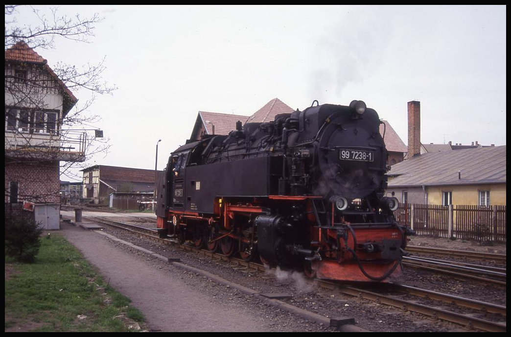 997238 rangiert in Höhe des Stellwerks in Nordhausen Nord am 17.4.1993.