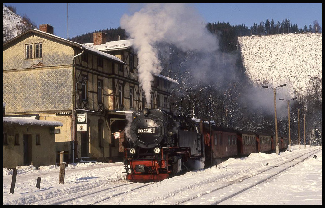 997238 wartet hier am 3.2.1993 um 13.20 Uhr mit dem P 8903 aus Wernigerode im den Bahnhof Eisfelder Talmühle auf die Weiterfahrt nach Nordhausen.