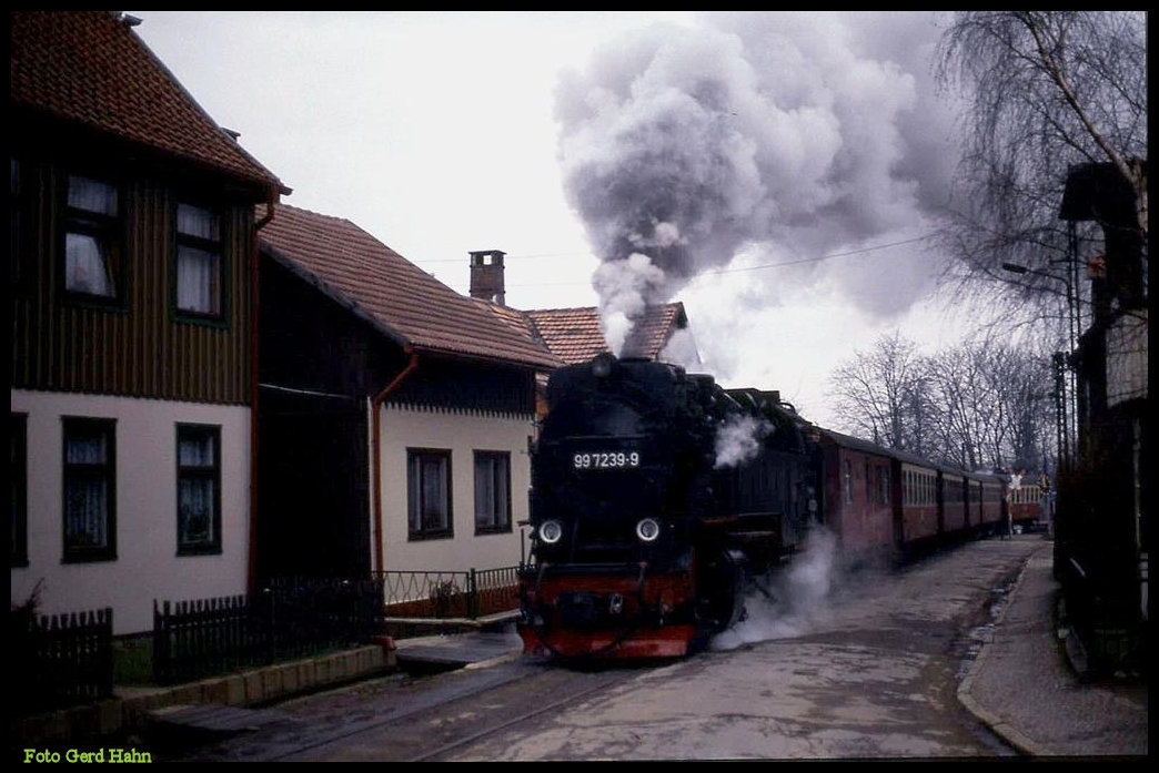 997239 fährt hier am 28.12.1991 um 12.08 Uhr mit dem P 14443 in Richtung Drei Annen Hohne durch die bekannte Kirchstraße in Wernigerode.