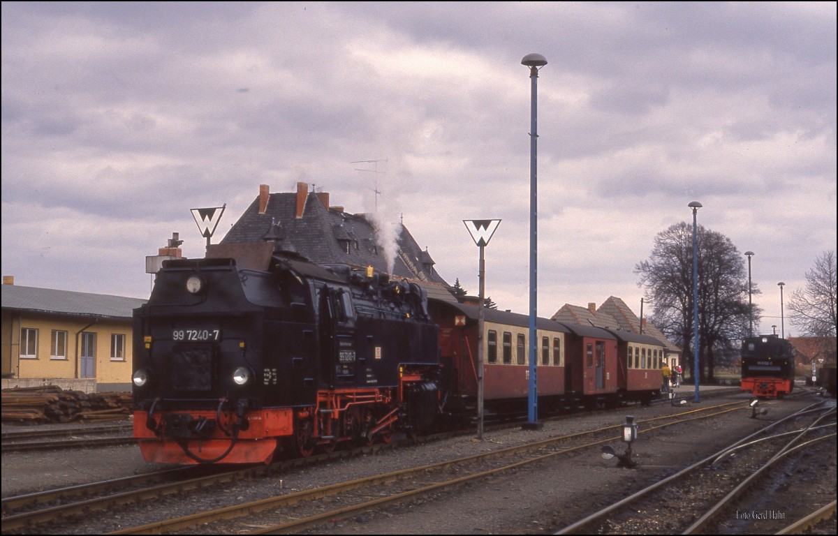 997240 rangierte am 21.3.1992 um 13.23 Uhr im schmalspurigen Bahnhof von Gernrode.