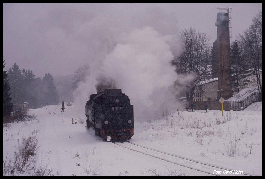 997241 dampft solo aus dem Bahnhof Drei Annen Hohne und fährt hier am 14.2.1990 um 11.55 Uhr zurück nach Wernigerode.