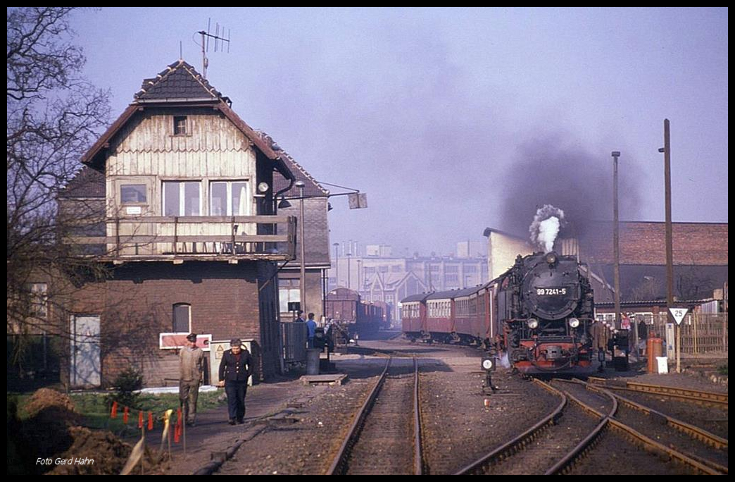 997241 fährt am Stellwerk Nordhausen Nord der HSB mit einem Leerzug in Richtung Bahnhof Nordhausen vorbei.