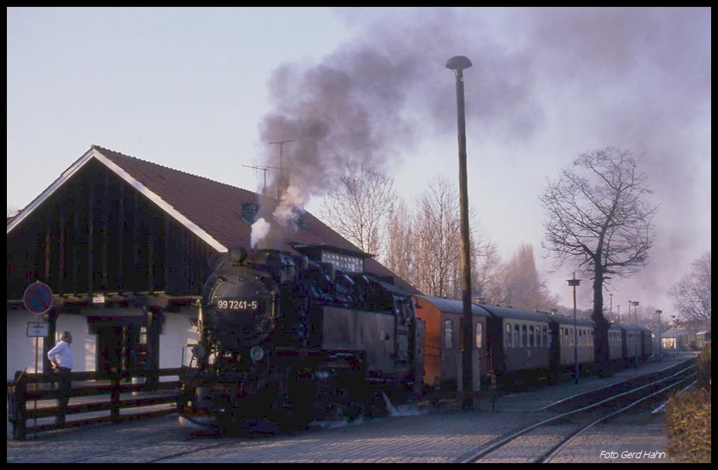 997241 hält am 17.3.1990 um 17.17 Uhr mit dem P 14409 auf dem Weg in den Hochharz im Bahnhof Wernigerode Westerntor.