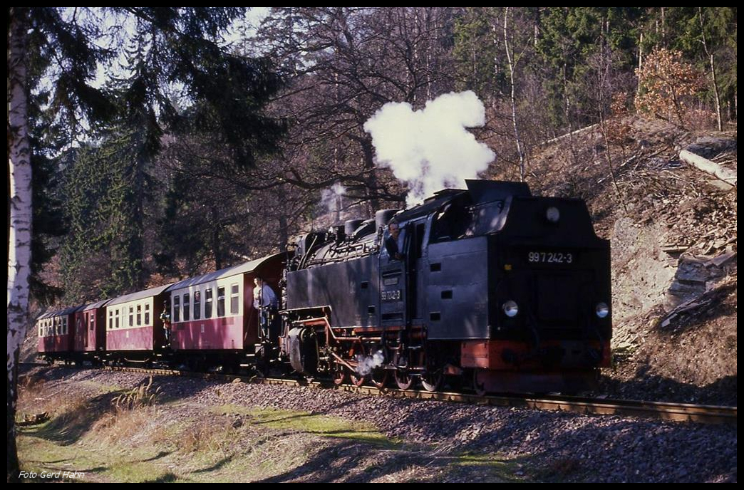 997242 ist hier am 17.3.1990 nahe Alexisbad mit dem P 14464 auf dem Weg nach Gernrode.