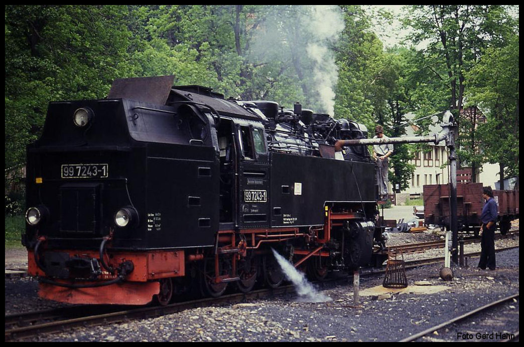 997243 der Harzquerbahn nimmt hier am 22.6.1991 in Alexisbad im Selketal Wasser.
