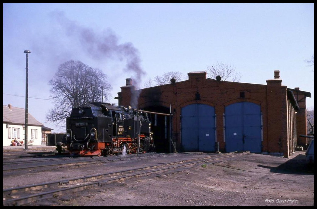 9972436 stand am 17.3.1990 angeheizt vor dem Lokschuppen in Gernrode.