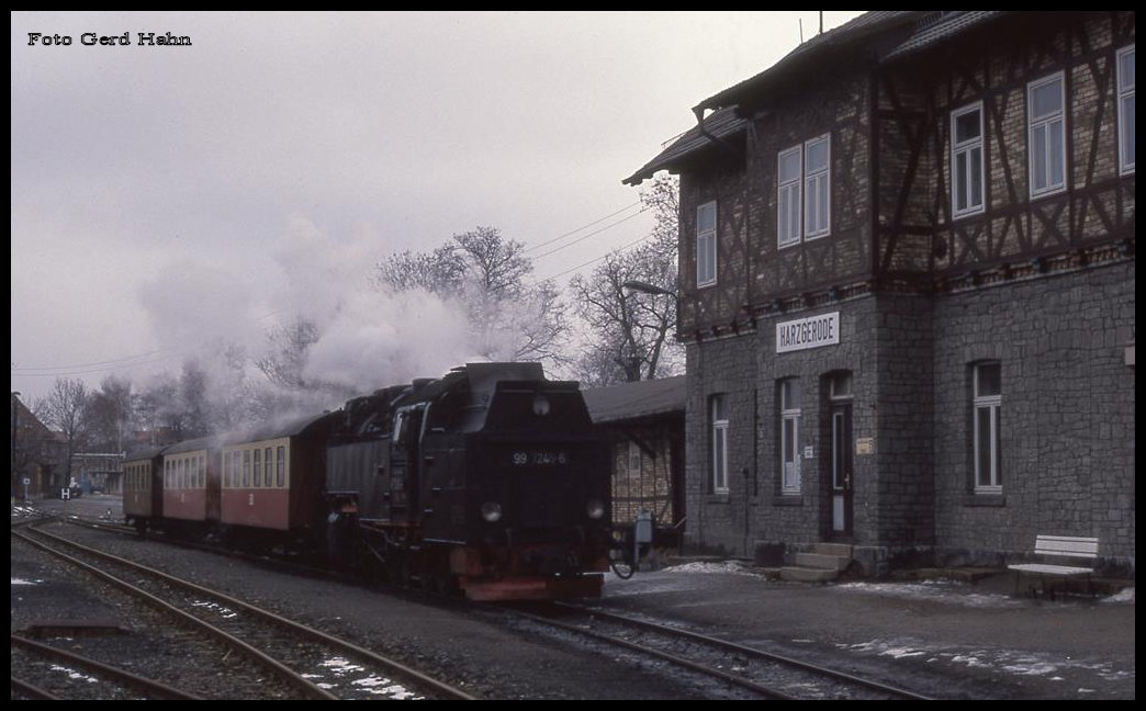 997245 am 18.2.1993 vor Personenzug nach Alexisbad im Bahnhof Harzgerode.