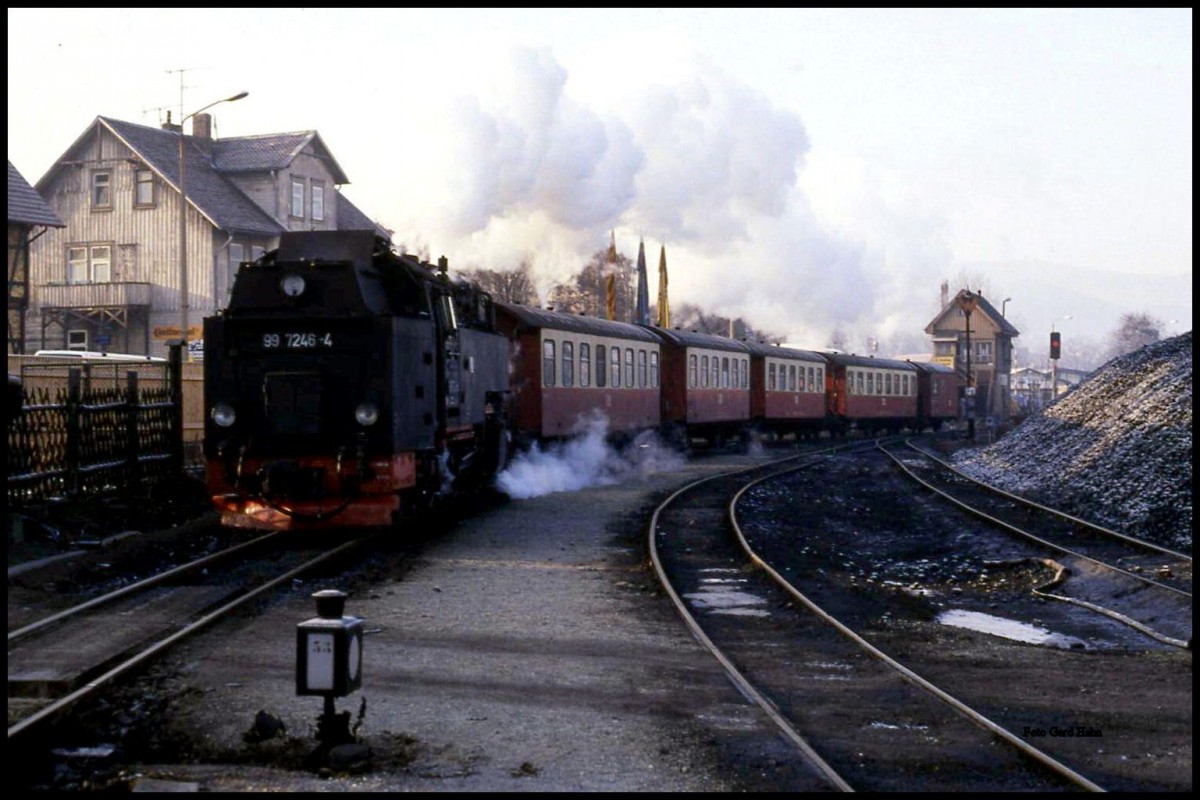 997246 erreicht am 10.12.1991 um 10.41 Uhr mit dem P 14432 aus Schierke den Endbahnhof Wernigerode. Damals gab es noch das im Hintergrund erkennbare alte Stellwerk.